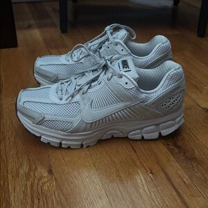 Nike Women Zumero 5 White Grey